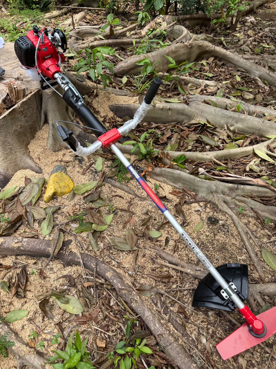 Guadaña Shindaiwa B45 para trabajo pesado + accesorios.